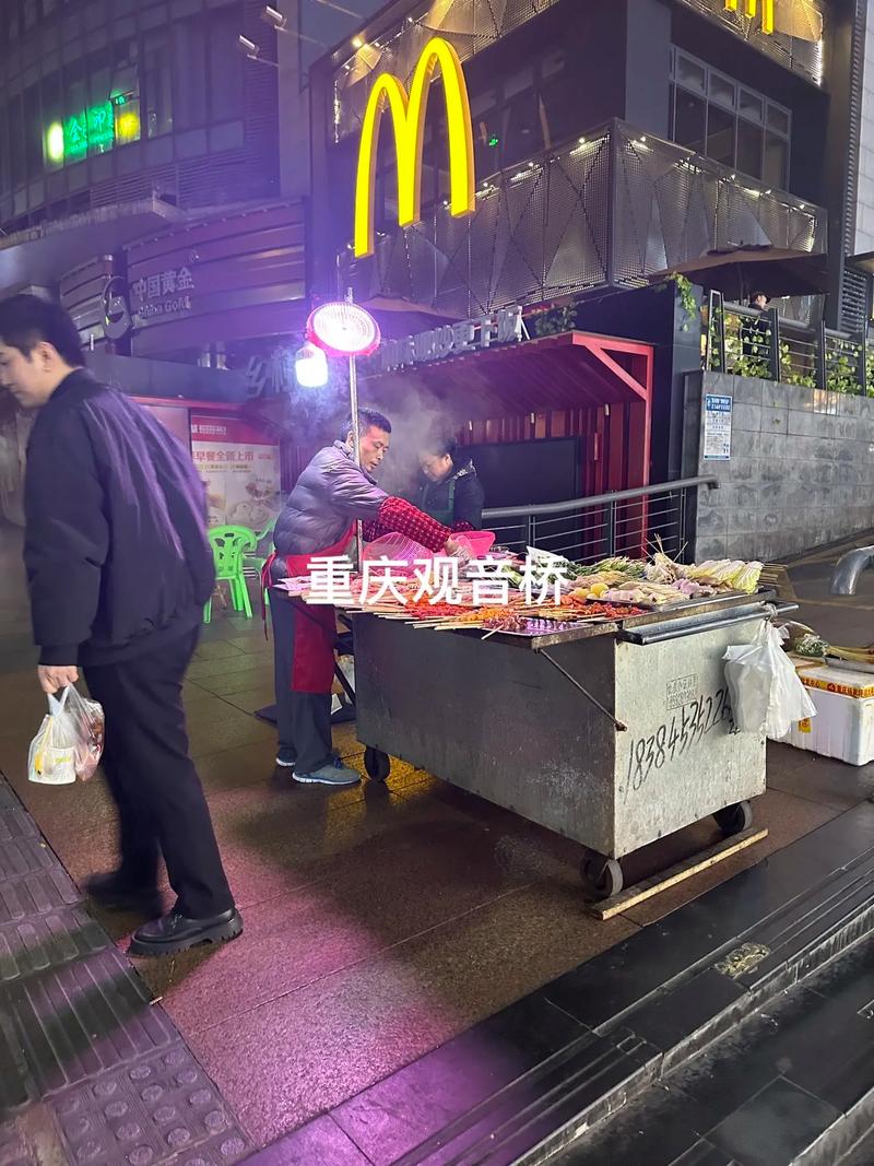 （游客重庆吃烧烤被宰视频）